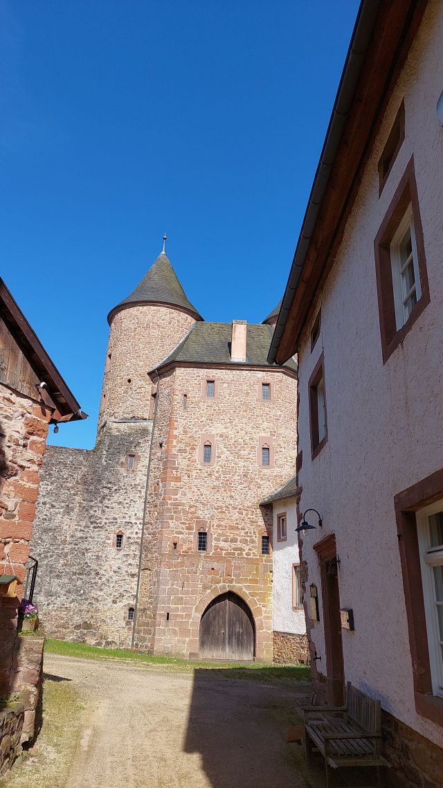 Ansicht des Burghofes und der restaurierten Front von Hinten