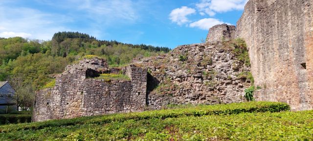 Ein nicht restaurierter Burgteil links hinten