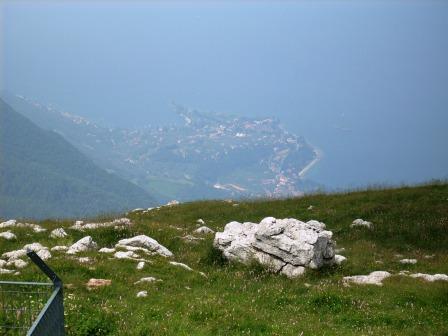 Blick vom Monte-Baldo (1800m) auf den Gardasee (100m)