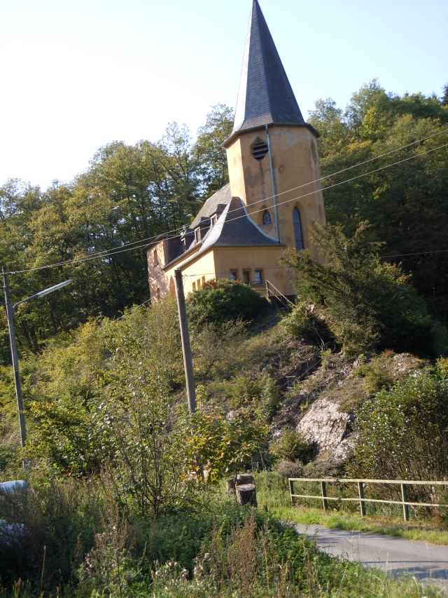 Sieht aus wie ne mittelalterliche Fluchtkirche, vielleicht spaeter renoviert?